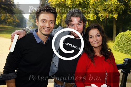 Baarn 4 oktober 2015
Presentatie boek Belinda Meuldijk in kasteel Groeneveld.
Aanwezig Thierry Duval Rob de Nijs Henriette de Nijs Julis Joshi en Robert.
Willeke Alberti krijgt het eerste boek.
