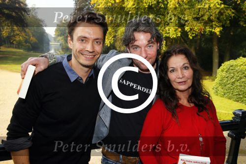 Baarn 4 oktober 2015
Presentatie boek Belinda Meuldijk in kasteel Groeneveld.
Aanwezig Thierry Duval Rob de Nijs Henriette de Nijs Julis Joshi en Robert.
Willeke Alberti krijgt het eerste boek.
