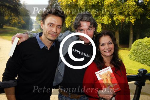 Baarn 4 oktober 2015
Presentatie boek Belinda Meuldijk in kasteel Groeneveld.
Aanwezig Thierry Duval Rob de Nijs Henriette de Nijs Julis Joshi en Robert.
Willeke Alberti krijgt het eerste boek.