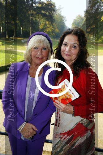 Baarn 4 oktober 2015
Presentatie boek Belinda Meuldijk in kasteel Groeneveld.
Aanwezig Thierry Duval Rob de Nijs Henriette de Nijs Julis Joshi en Robert.
Willeke Alberti krijgt het eerste boek.