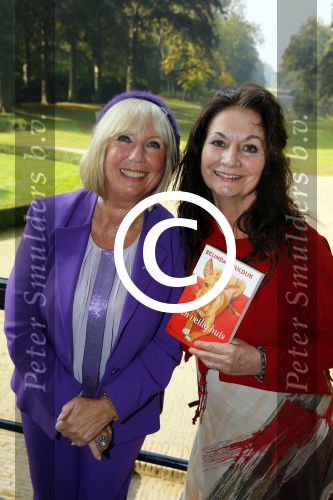 Baarn 4 oktober 2015
Presentatie boek Belinda Meuldijk in kasteel Groeneveld.
Aanwezig Thierry Duval Rob de Nijs Henriette de Nijs Julis Joshi en Robert.
Willeke Alberti krijgt het eerste boek.