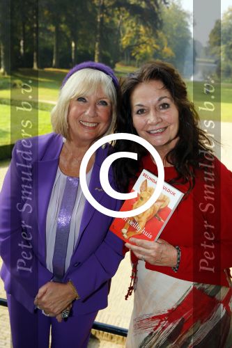 Baarn 4 oktober 2015
Presentatie boek Belinda Meuldijk in kasteel Groeneveld.
Aanwezig Thierry Duval Rob de Nijs Henriette de Nijs Julis Joshi en Robert.
Willeke Alberti krijgt het eerste boek.
