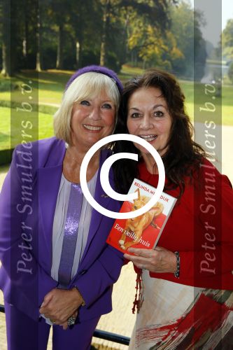 Baarn 4 oktober 2015
Presentatie boek Belinda Meuldijk in kasteel Groeneveld.
Aanwezig Thierry Duval Rob de Nijs Henriette de Nijs Julis Joshi en Robert.
Willeke Alberti krijgt het eerste boek.