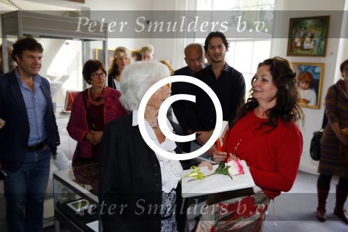 Baarn 4 oktober 2015
Presentatie boek Belinda Meuldijk in kasteel Groeneveld.
Aanwezig Thierry Duval Rob de Nijs Henriette de Nijs Julis Joshi en Robert.
Willeke Alberti krijgt het eerste boek. Belinda met haar moeder