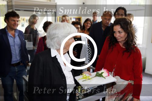 Baarn 4 oktober 2015
Presentatie boek Belinda Meuldijk in kasteel Groeneveld.
Aanwezig Thierry Duval Rob de Nijs Henriette de Nijs Julis Joshi en Robert.
Willeke Alberti krijgt het eerste boek. Belinda met haar moeder