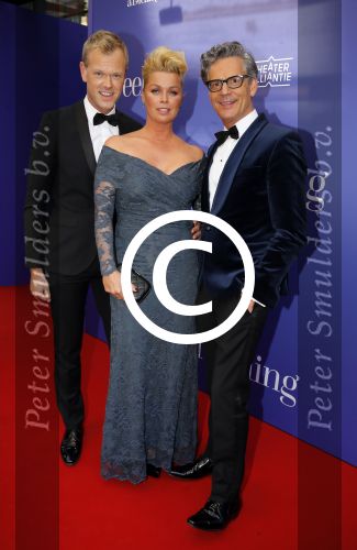 Amsterdam 11 oktober 2015
Premiere de tweeling in het nieuwe de la mar theater
Bridget Maasland en Leon de Ruyter (Links ) en rechts kapper/Stylist Theo
