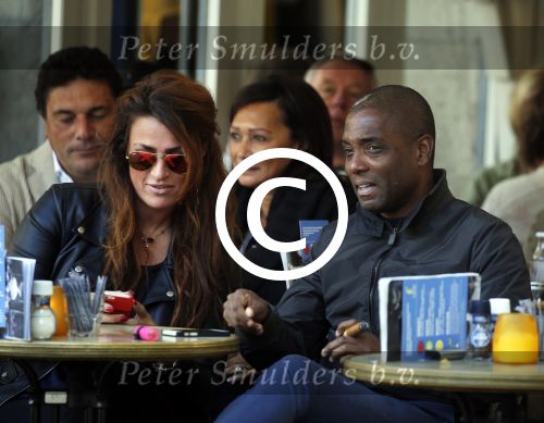 Amsterdam 9 oktober 2015
Bryan Roy met een vriendin Stephanie Groenteman op terras.