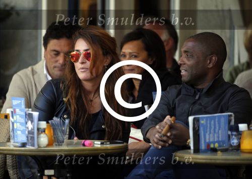 Amsterdam 9 oktober 2015
Bryan Roy met een vriendin Stephanie Groenteman op terras.