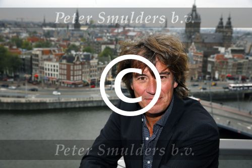 Amsterdam 5 oktober 2015
Presentatie boek inge Ipenburg bij het double Tree hotel.
Jan Kooijman ontvangt het eerste boek. Casper v Bohemen