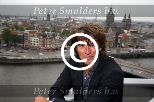 Amsterdam 5 oktober 2015
Presentatie boek inge Ipenburg bij het double Tree hotel.
Jan Kooijman ontvangt het eerste boek. Casper v Bohemen