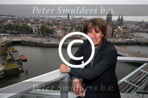 Amsterdam 5 oktober 2015
Presentatie boek inge Ipenburg bij het double Tree hotel.
Jan Kooijman ontvangt het eerste boek. Casper v Bohemen