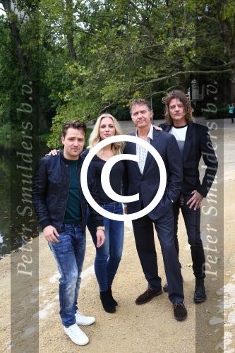 Amsterdam, 21 September 2015
Perspresentatie Dokter Tinus  Dr. Tinus
Cast met Thom Hoffman, Tygo Gernandt, Jennifer Hoffman en Job Bovenlander