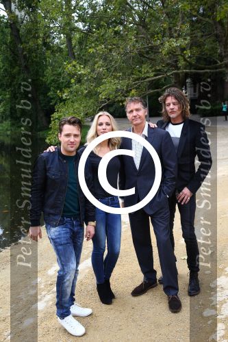 Amsterdam, 21 September 2015
Perspresentatie Dokter Tinus  Dr. Tinus
Cast met Thom Hoffman, Tygo Gernandt, Jennifer Hoffman en Job Bovenlander