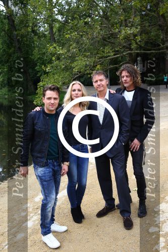 Amsterdam, 21 September 2015
Perspresentatie Dokter Tinus  Dr. Tinus
Cast met Thom Hoffman, Tygo Gernandt, Jennifer Hoffman en Job Bovenlander