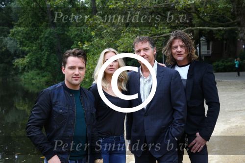 Amsterdam, 21 September 2015
Perspresentatie Dokter Tinus  Dr. Tinus
Cast met Thom Hoffman, Tygo Gernandt, Jennifer Hoffman en Job Bovenlander