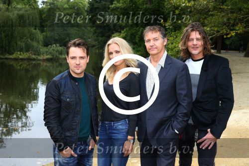 Amsterdam, 21 September 2015
Perspresentatie Dokter Tinus  Dr. Tinus
Cast met Thom Hoffman, Tygo Gernandt, Jennifer Hoffman en Job Bovenlander
