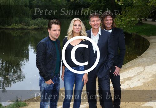Amsterdam, 21 September 2015
Perspresentatie Dokter Tinus  Dr. Tinus
Cast met Thom Hoffman, Tygo Gernandt, Jennifer Hoffman en Job Bovenlander