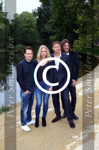 Amsterdam, 21 September 2015
Perspresentatie Dokter Tinus  Dr. Tinus
Cast met Thom Hoffman, Tygo Gernandt, Jennifer Hoffman en Job Bovenlander