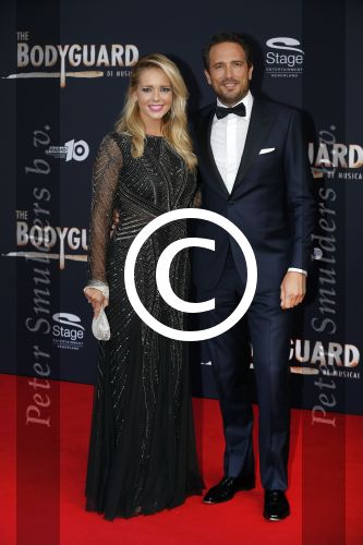 Utrecht 27 september 2015
Premiere the bodyguard met oa Romy Monteiro Mark v Eeuwen  Carolina Dijkhuizen en Patrick Martens. Chantal Janzen met man Marco