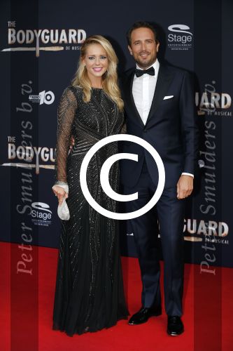 Utrecht 27 september 2015
Premiere the bodyguard met oa Romy Monteiro Mark v Eeuwen  Carolina Dijkhuizen en Patrick Martens. Chantal Janzen met man Marco
