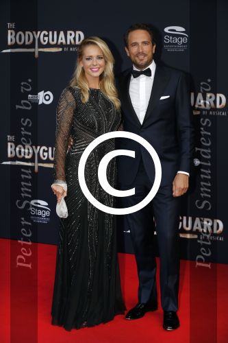 Utrecht 27 september 2015
Premiere the bodyguard met oa Romy Monteiro Mark v Eeuwen  Carolina Dijkhuizen en Patrick Martens. Chantal Janzen met man Marco