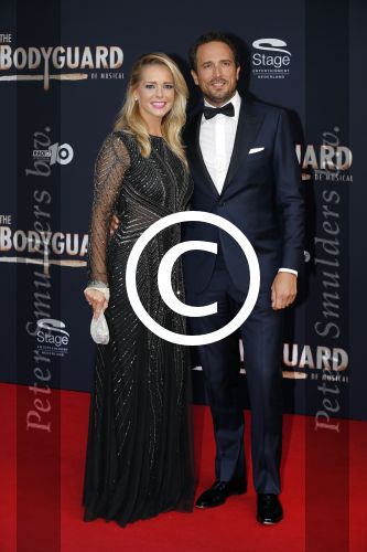 Utrecht 27 september 2015
Premiere the bodyguard met oa Romy Monteiro Mark v Eeuwen  Carolina Dijkhuizen en Patrick Martens. Chantal Janzen met man Marco