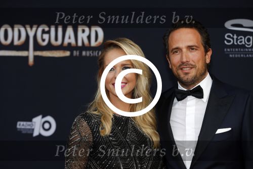 Utrecht 27 september 2015
Premiere the bodyguard met oa Romy Monteiro Mark v Eeuwen  Carolina Dijkhuizen en Patrick Martens. Chantal Janzen met man Marco
