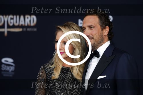 Utrecht 27 september 2015
Premiere the bodyguard met oa Romy Monteiro Mark v Eeuwen  Carolina Dijkhuizen en Patrick Martens. Chantal Janzen met man Marco