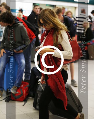 Schiphol 17 oktober 2015
Vhristie de nieuwe vriendin van Rafael v d Vaart komt aan op schiphol nadat ze 5 dagen in Sevilla is geweest.