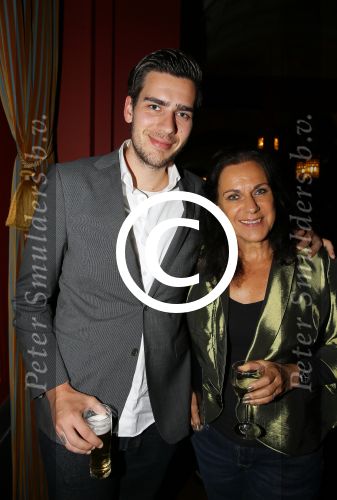Haarlem 12 oktober 2015
Premiere meisje met het rode haar in schouwburg van haarlem.
Cilly Dartell met zoon