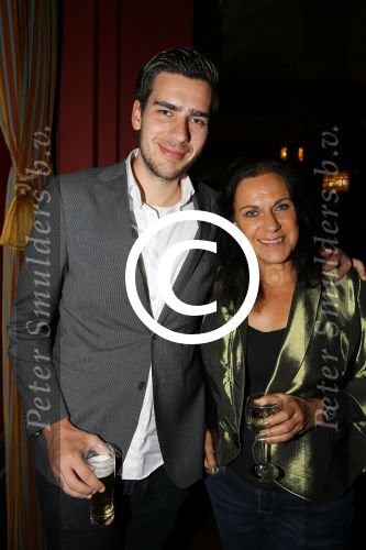 Haarlem 12 oktober 2015
Premiere meisje met het rode haar in schouwburg van haarlem.
Cilly Dartell met zoon