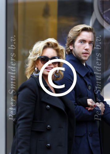 Amsterdam 8 oktober 2015 
Connie Breukhoven met een kennis op pc hooftstraat