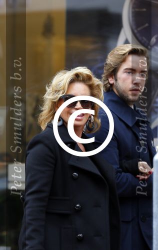Amsterdam 8 oktober 2015 
Connie Breukhoven met een kennis op pc hooftstraat