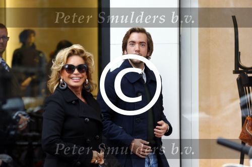 Amsterdam 8 oktober 2015 
Connie Breukhoven met een kennis op pc hooftstraat