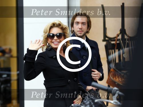 Amsterdam 8 oktober 2015 
Connie Breukhoven met een kennis op pc hooftstraat