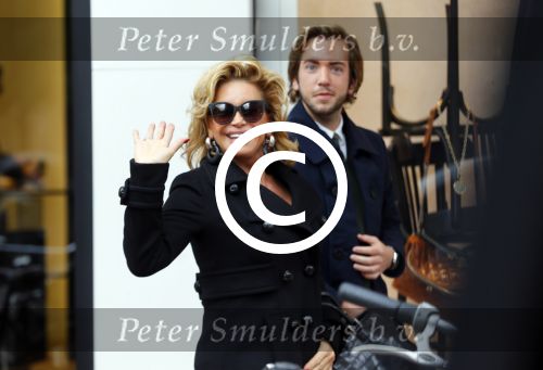Amsterdam 8 oktober 2015 
Connie Breukhoven met een kennis op pc hooftstraat