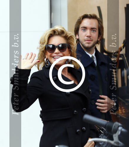 Amsterdam 8 oktober 2015 
Connie Breukhoven met een kennis op pc hooftstraat