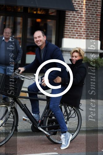 Amsterdam 12 oktober 2015
Connie Breukhoven achter op de fiets bij haar vriend eugene v Dun