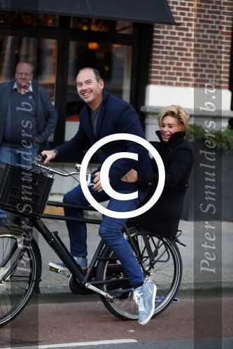 Amsterdam 12 oktober 2015
Connie Breukhoven achter op de fiets bij haar vriend eugene v Dun