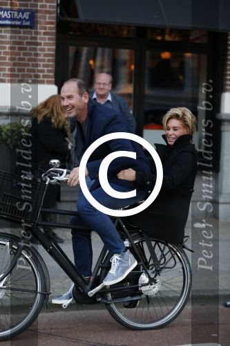 Amsterdam 12 oktober 2015
Connie Breukhoven achter op de fiets bij haar vriend eugene v Dun