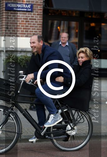 Amsterdam 12 oktober 2015
Connie Breukhoven achter op de fiets bij haar vriend eugene v Dun