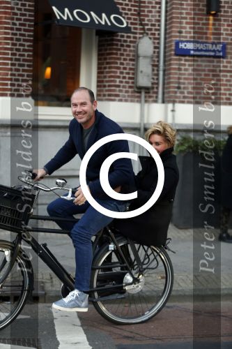 Amsterdam 12 oktober 2015
Connie Breukhoven achter op de fiets bij haar vriend eugene v Dun