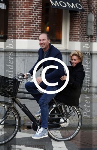 Amsterdam 12 oktober 2015
Connie Breukhoven achter op de fiets bij haar vriend eugene v Dun