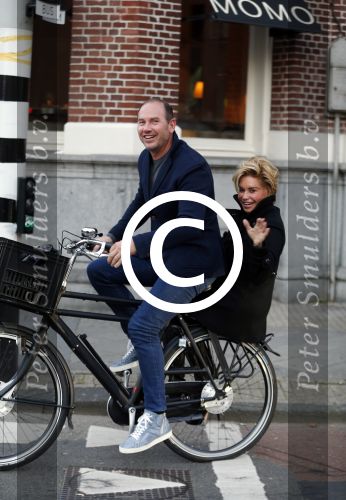 Amsterdam 12 oktober 2015
Connie Breukhoven achter op de fiets bij haar vriend eugene v Dun