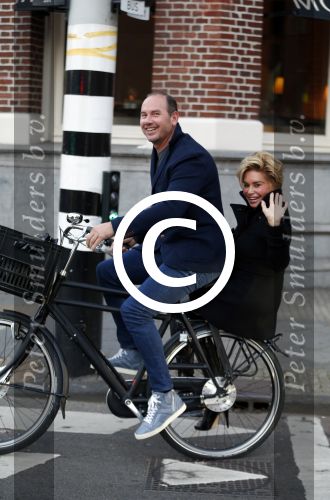 Amsterdam 12 oktober 2015
Connie Breukhoven achter op de fiets bij haar vriend eugene v Dun