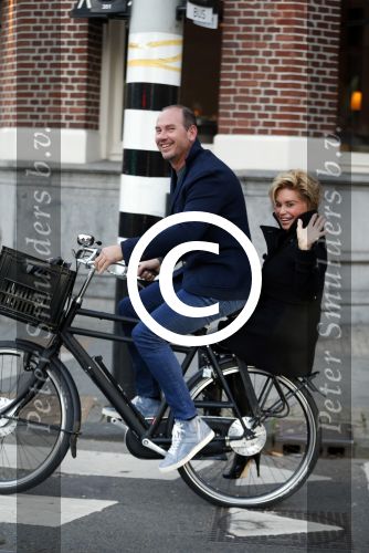 Amsterdam 12 oktober 2015
Connie Breukhoven achter op de fiets bij haar vriend eugene v Dun