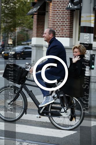 Amsterdam 12 oktober 2015
Connie Breukhoven achter op de fiets bij haar vriend eugene v Dun