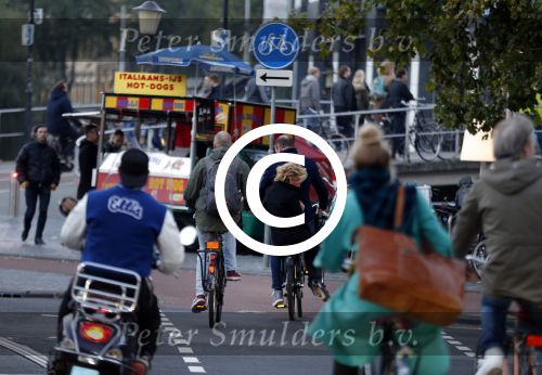 Amsterdam 12 oktober 2015
Connie Breukhoven achter op de fiets bij haar vriend eugene v Dun