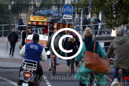Amsterdam 12 oktober 2015
Connie Breukhoven achter op de fiets bij haar vriend eugene v Dun