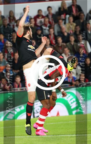 Eindhoven, 15 September 2015
CL 2015/2016
Eerste wedstrijd PSV-Manchester United, eindstand 2-1
Daley Blind in duel met Luciano Narsingh